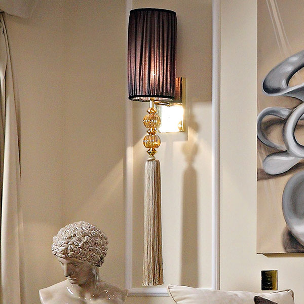 G1191<br>
1-light wall sconce in steel, gold finish with amber glass ball and tassel, 
complete with shades 
25 x 25 x 120 cm