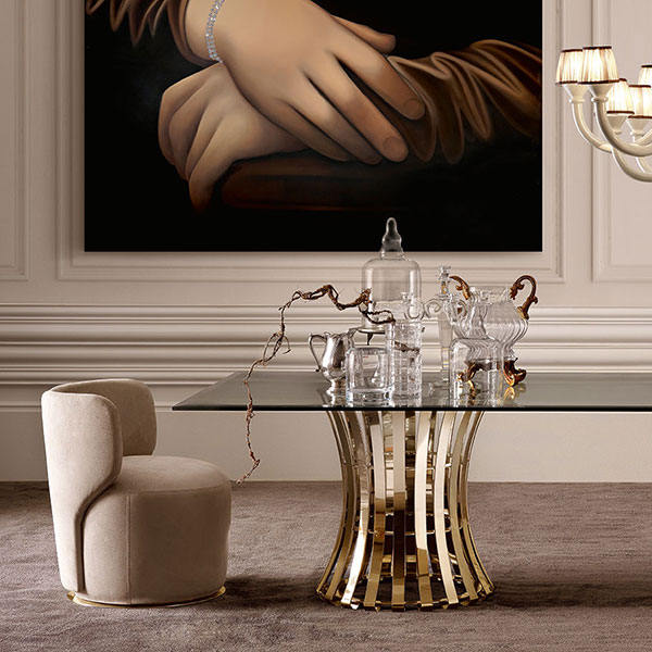 G1067 MADISON<br>
mirror polished gold finish steel table with rectangular glass top   
260 x 160 x 73 cm<br>

G1045 KAREN<br>
swivel chair with steel base, gold finish   
Ø 63 x 73 cm<br>

bs22<br>
24-light ceramic chandelier with crystal balls  
Ø 130 x 147 cm<br>

VSS35S<br>
mona lisa’s hands with swarovski bracelet painting   
200 x 150 cm