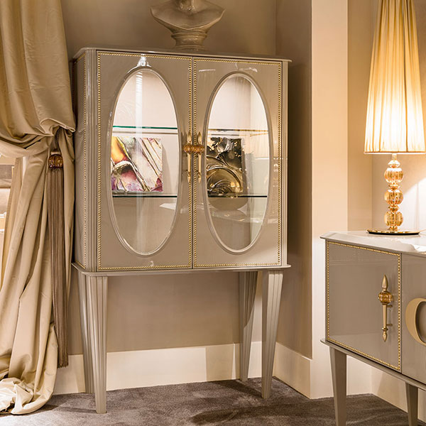 G1190<br>
steel lamp with amber crystal balls, gold finish, complete with shade  
Ø 25 x 106 cm<br>

c1652 <br>
2-door Art Deco display cabinet with nailhead trim   
104 x 48 x 175 cm
