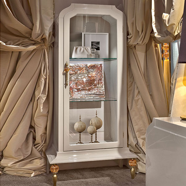 p1015<br>
1-door display cabinet with steel feet, gold glaze finish with amber crystal ball    
88 x 54 x 182 cm