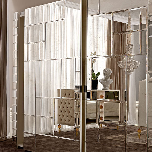 2046<br>
flush door wardrobe with mirrored doors   
297 x 65 x 265 cm