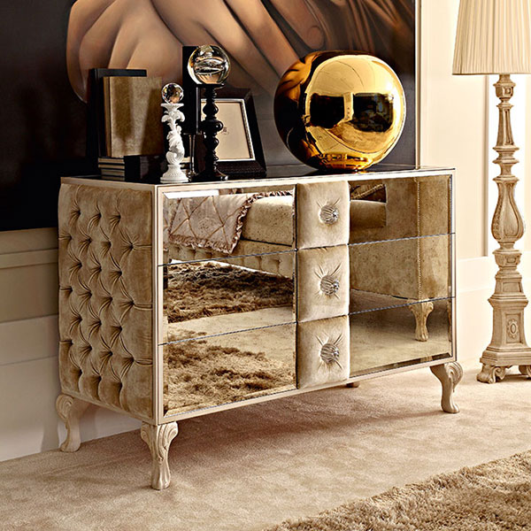 1310<br>
buttoned dresser   
160 x 69 x 102 cm<br>

5033<br>
wooden floor lamp   
Ø 45 H. 243 cm<br>

VSS9S<br>
Mona lisa’s hands with swarovski bracelet painting 230 x 180 cm
