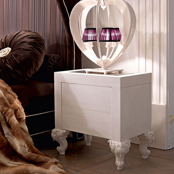 1421<br>
2-drawer wooden nightstand   
66 x 41 x 62 cm<br>

2133<br>
Heart lamp, 3 lights   
Ø 50 x 53 cm
