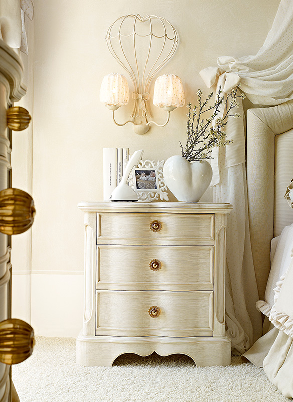 <strong>0337</strong> nightstand with small amber glass knob PS02
L. 61 x P. 45 x H. 64 cm