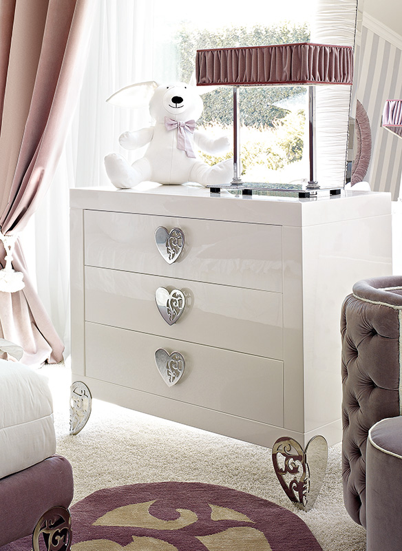 <strong>1630</strong> 3-drawer dresser with large heart handle MR09
L. 101 x P. 51 x H. 88 cm