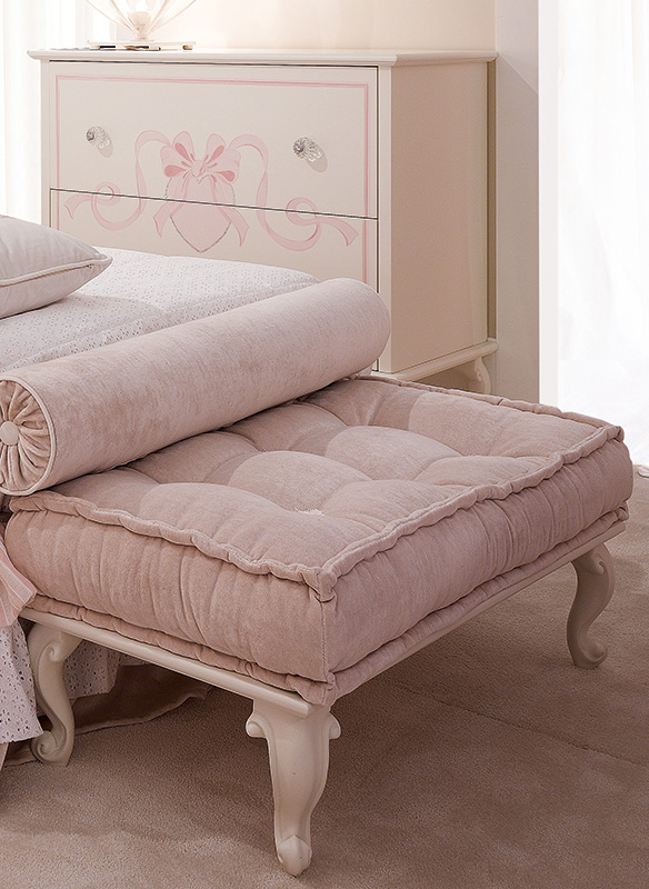 <strong>1074</strong> bedroom bench with matelassé cushion 
L. 92 x P. 45 x H. 33 cm