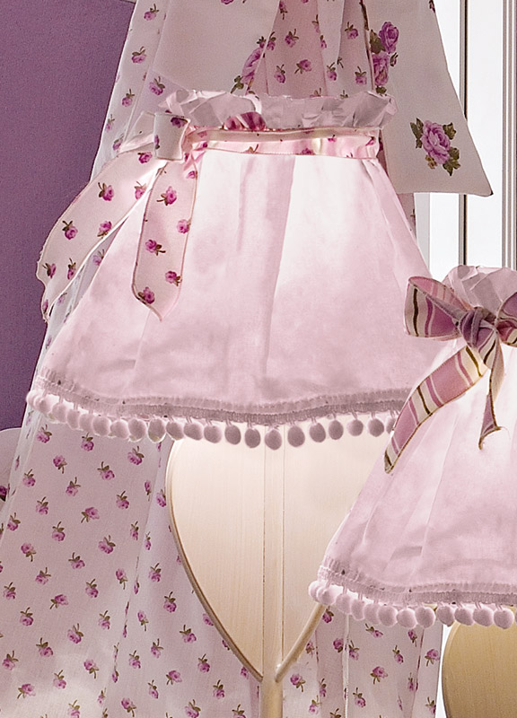 <strong>PAR03</strong> fabric lampshade with ribbon and ball fringe 
ø 22 x H. 28 cm
