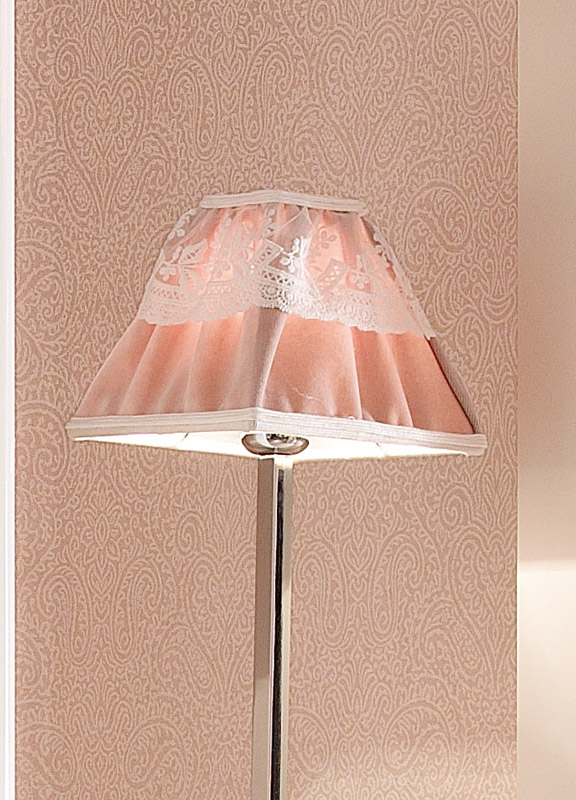<strong>PAR19</strong> pyramid lampshade in ruffled fabric with tulle
26 x 26 x H. 25 cm 