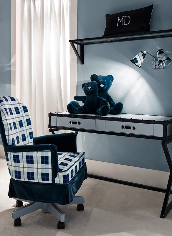 <strong>0181</strong> suitcase desk with 2 drawers and SP06 large faux leather handle
L. 121 x P. 61 x H. 79 cm 