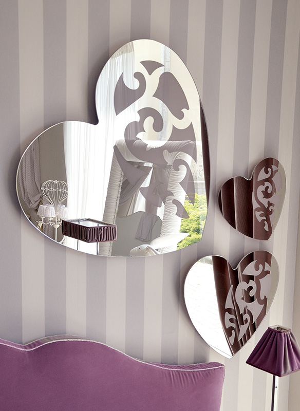 <strong>4040</strong> large heart mirror L. 90 x P. 4 x H. 84 cm  <br>
<strong>4041</strong> medium heart mirror L. 55 x P. 4 x H. 50 cm <br>
<strong>4042</strong> small heart mirror L. 40 x P. 4 x H. 38 cm 