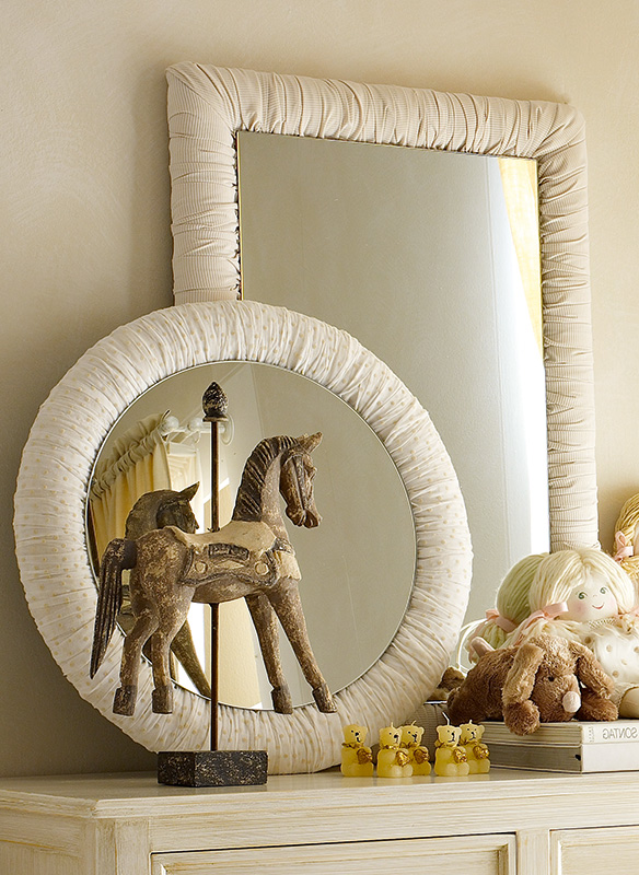<strong>4010</strong> ruffled round mirror
Ø 60 cm <br>
<strong>4012</strong> ruffled rectangular mirror L. 60 x H. 100 cm
